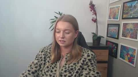 Snapshot of mysteryericax chatting on 09-23-25, 12:19 Erica online show from 09-23-25, 12:19