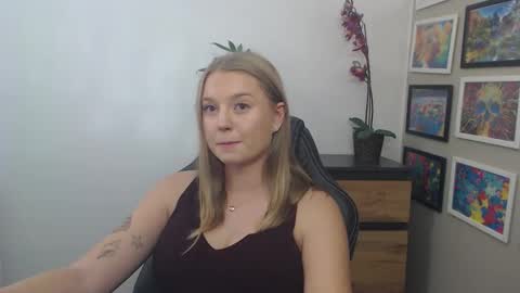 Snapshot of mysteryericax chatting on 09-25-25, 09:35 Erica online show from 09-25-25, 09:35