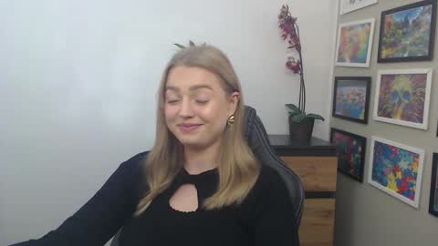 Snapshot of mysteryericax chatting on 09-30-25, 09:25 Erica online show from 09-30-25, 09:25