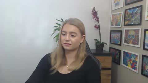 Snapshot of mysteryericax chatting on 10-14-25, 08:04 Erica online show from 10-14-25, 08:04