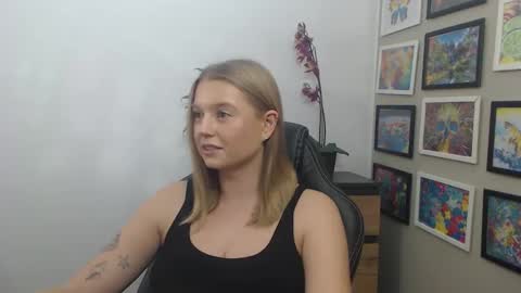 Snapshot of mysteryericax chatting on 11-06-25, 01:12 Erica online show from 11-06-25, 01:12