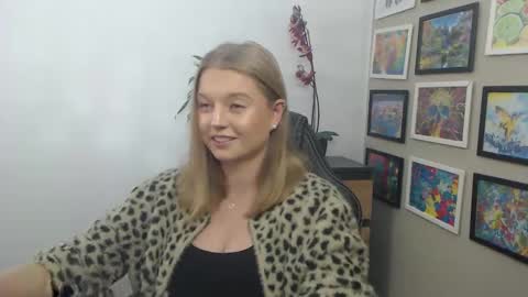 Snapshot of mysteryericax chatting on 11-19-25, 11:32 Erica online show from 11-19-25, 11:32