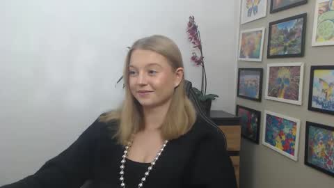 Snapshot of mysteryericax chatting on 11-20-25, 09:09 Erica online show from 11-20-25, 09:09