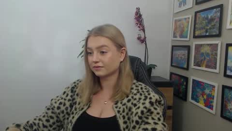 Snapshot of mysteryericax chatting on 11-28-25, 09:01 Erica online show from 11-28-25, 09:01