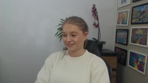 Snapshot of mysteryericax chatting on 12-01-25, 09:14 Erica online show from 12-01-25, 09:14