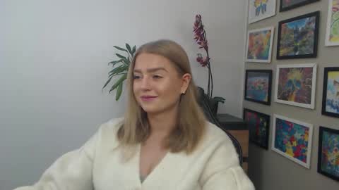 Snapshot of mysteryericax chatting on 12-17-25, 10:32 Erica online show from 12-17-25, 10:32