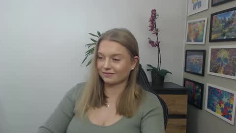 Snapshot of mysteryericax chatting on 01-10-26, 11:45 Erica online show from 01-10-26, 11:45