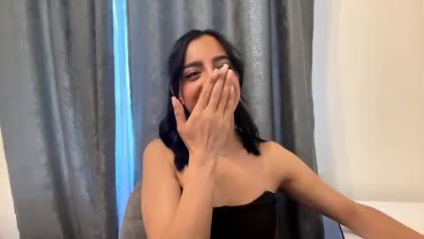 Snapshot of nadinevanni chatting on 06-14-26, 01:02 Leya online show from 06-14-26, 01:02