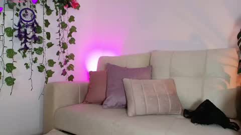 Snapshot of naho_4269 chatting on 05-18-26, 04:07 Naho Sigueme en mis Redes Sociales Follow me on my social networks online show from 05-18-26, 04:07