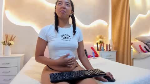 Snapshot of nahomi_miller_ chatting on 02-22-26, 11:25 Laura online show from 02-22-26, 11:25