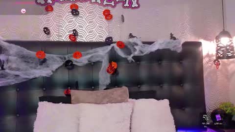 naiaramasson_ online show from 10-23-25, 12:04