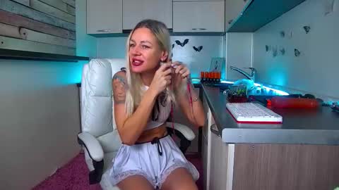 Snapshot of nally_ferrari chatting on 11-18-25, 01:22 Nally online show from 11-18-25, 01:22