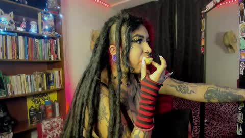 Snapshot of nana_cirkuss chatting on 10-06-25, 01:14 Val online show from 10-06-25, 01:14