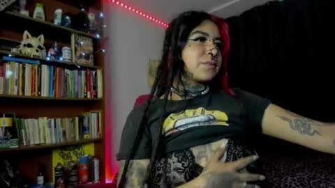 Snapshot of nana_cirkuss chatting on 10-11-25, 03:06 Val online show from 10-11-25, 03:06