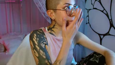 Snapshot of nanaxnana chatting on 12-18-25, 06:47 Alma Maria online show from 12-18-25, 06:47