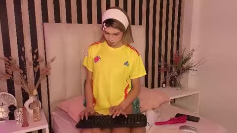 Snapshot of nano_kawaii chatting on 06-17-26, 12:29 nano_kawaii online show from 06-17-26, 12:29
