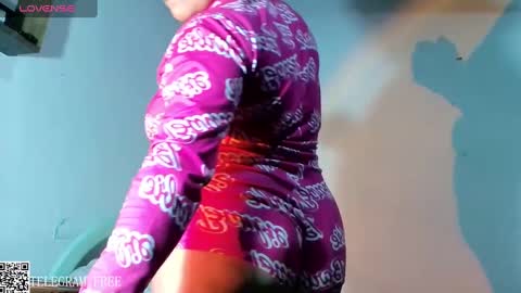 Snapshot of naomi_moon3 chatting on 01-28-25, 03:04 Naomi online show from 01-28-25, 03:04