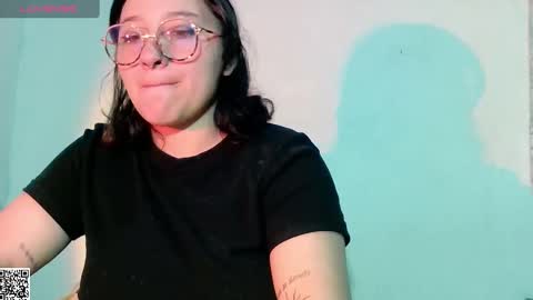 Snapshot of naomi_moon3 chatting on 02-14-25, 04:15 Naomi online show from 02-14-25, 04:15