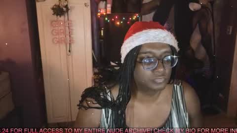 Snapshot of naomifux chatting on 12-17-25, 01:11 Naomi online show from 12-17-25, 01:11