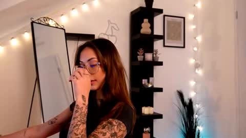 naomii_20 online show from 09-18-25, 03:03