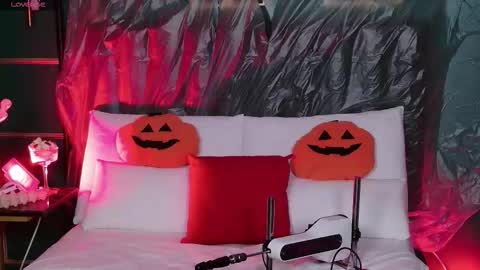 Snapshot of naomimur chatting on 10-27-25, 05:44 Naomi online show from 10-27-25, 05:44