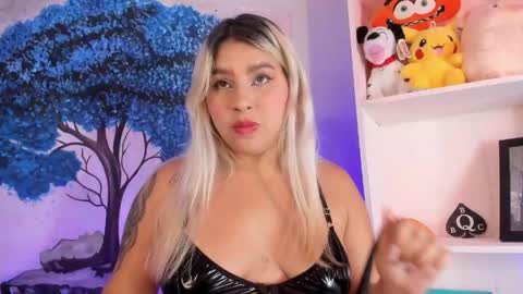 Snapshot of naomisanz_ chatting on 04-25-26, 05:54 Laura online show from 04-25-26, 05:54