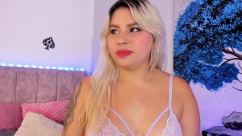 Snapshot of naomisanz_ chatting on 04-28-26, 06:40 Laura online show from 04-28-26, 06:40