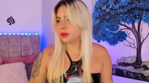 Snapshot of naomisanz_ chatting on 04-30-26, 05:47 Laura online show from 04-30-26, 05:47