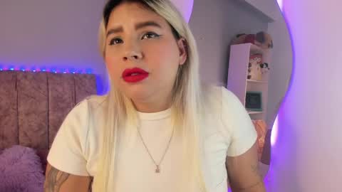 Snapshot of naomisanz_ chatting on 05-19-26, 05:36 Laura online show from 05-19-26, 05:36
