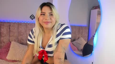 Snapshot of naomisanz_ chatting on 05-21-26, 06:20 Laura online show from 05-21-26, 06:20