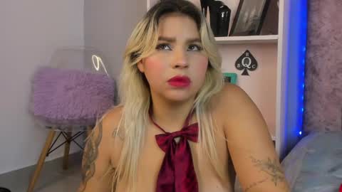 Snapshot of naomisanz_ chatting on 06-01-26, 06:59 Laura online show from 06-01-26, 06:59