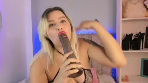 Snapshot of naomisanz_ chatting on 06-26-26, 11:03 Laura online show from 06-26-26, 11:03