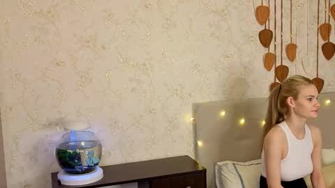 Snapshot of naomiumiu chatting on 12-14-25, 11:09 Naomi 3 online show from 12-14-25, 11:09