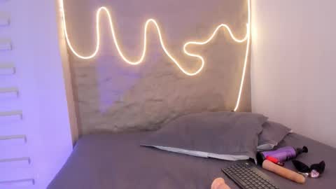 I am Naomy online show from 11-18-25, 07:40