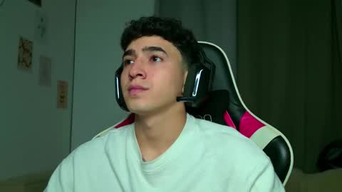 Snapshot of naranjo_seb chatting on 10-01-25, 04:18 sebastian online show from 10-01-25, 04:18