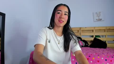 Snapshot of natalia54_ chatting on 10-01-25, 01:33 NATI  online show from 10-01-25, 01:33
