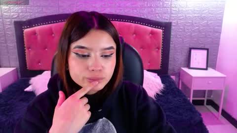 Snapshot of natalie_loffreda chatting on 09-10-25, 02:55 natalie online show from 09-10-25, 02:55