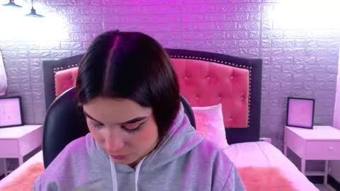 Snapshot of natalie_loffreda chatting on 09-23-25, 02:58 natalie online show from 09-23-25, 02:58