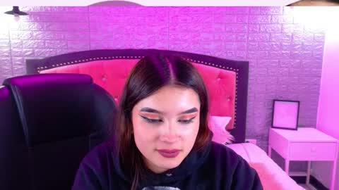 Snapshot of natalie_loffreda chatting on 09-25-25, 02:59 natalie online show from 09-25-25, 02:59