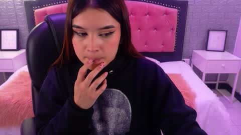 Snapshot of natalie_loffreda chatting on 10-02-25, 02:51 natalie online show from 10-02-25, 02:51