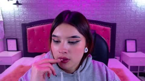 Snapshot of natalie_loffreda chatting on 10-13-25, 07:47 natalie online show from 10-13-25, 07:47