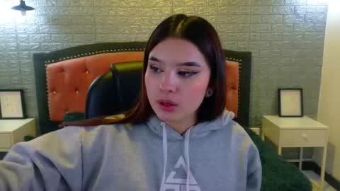 Snapshot of natalie_loffreda chatting on 10-17-25, 02:59 natalie online show from 10-17-25, 02:59