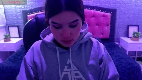 Snapshot of natalie_loffreda chatting on 10-20-25, 03:40 natalie online show from 10-20-25, 03:40