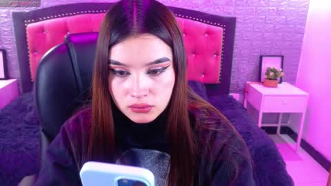 Snapshot of natalie_loffreda chatting on 10-28-25, 02:59 natalie online show from 10-28-25, 02:59