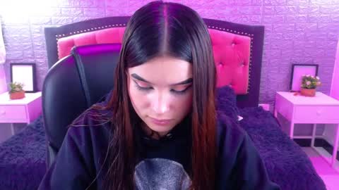 Snapshot of natalie_loffreda chatting on 10-31-25, 03:07 natalie online show from 10-31-25, 03:07