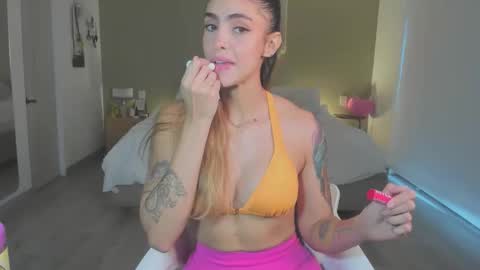 Snapshot of nataly_05 chatting on 11-14-25, 08:40 anatalybee online show from 11-14-25, 08:40