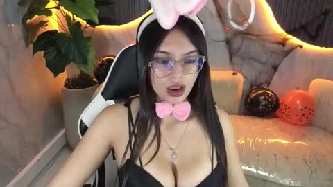 Snapshot of nathaly_tp chatting on 10-31-25, 01:23 Nathy  online show from 10-31-25, 01:23