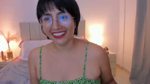 Snapshot of natty_bush chatting on 06-17-26, 10:00 Nathalie online show from 06-17-26, 10:00