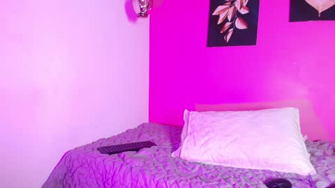 Snapshot of naturaltitss_ chatting on 12-16-24, 01:11 Gwen online show from 12-16-24, 01:11