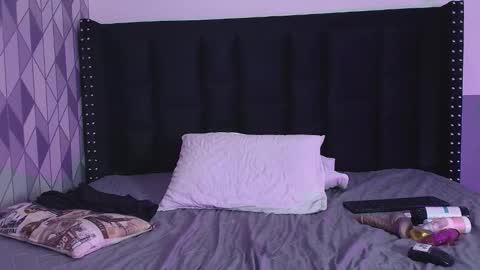 Snapshot of naturaltitss_ chatting on 12-25-24, 10:27 Gwen online show from 12-25-24, 10:27